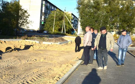В Карасуке продолжаются работы по благоустройству парковой территории по ул. Щорса