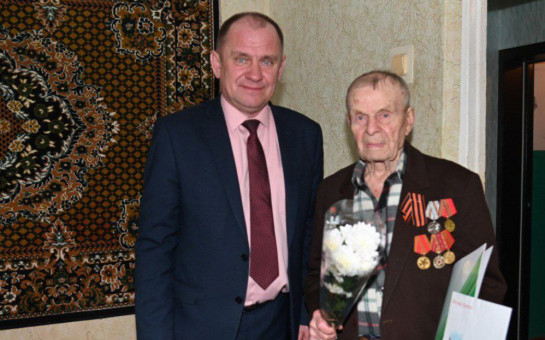 Глава Карасукского округа Вячеслав Кулаков поздравил с 95-летним юбилеем ветерана Великой Отечественной войны Федора Ивановича Нестеренко
