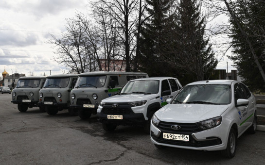 Глава Карасукского округа Вячеслав Кулаков торжественно вручил ключи от новых автомобилей для Карасукской центральной районной больницы