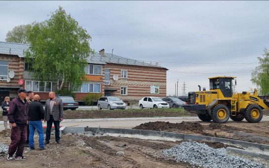 Комфортные дворы: в Карасуке продолжаются работы по благоустройству дворовых территорий в микрорайоне «Педколледж»