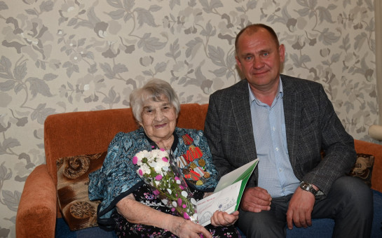 Глава Карасукского муниципального округа поздравил с 95-летием труженицу тыла - Марию Тихоновну Головатую