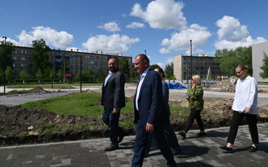 Глава Карасукского округа проинспектировал ход строительных работ на ключевых объектах города