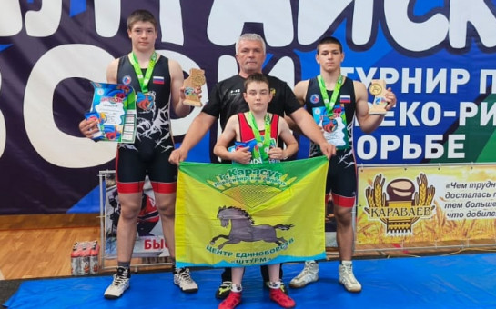Юные борцы «Штурма» из Карасука блистают на турнире «Алтайские зори»
