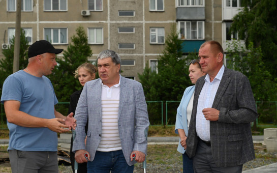 Депутат Законодательного собрания Александр Кулинич и Глава округа Вячеслав Кулаков оценили работу Дома НКО и проконтролировали ход работ на ключевых объектах Карасука