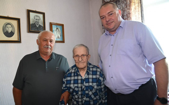 Заместитель главы администрации и председатель Совета ветеранов поздравили ветерана Великой Отечественной войны Александра Филиппенко с 98-летием